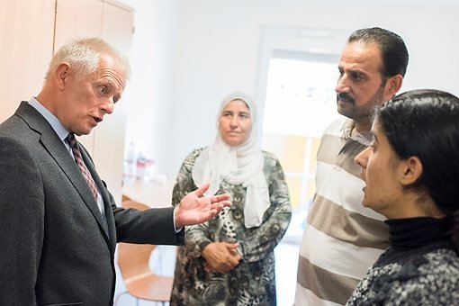 Stuttgarts Oberbürgermeister Fritz Kuhn besucht die neue Flüchtlingsunterkunft in Stuttgart-Plieningen. Sie trägt den Namen Im Wolfer. Foto: www.7aktuell.de | Oskar Eyb