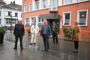 Erich Behringer (von links), Deniz Tiras, Silviu Sauer, Hartmut Riepl und Silvia Zeisberg freuen sich, dass das Parkhotel in der Brigachstraße bestehen bleiben wird. Foto: Eich