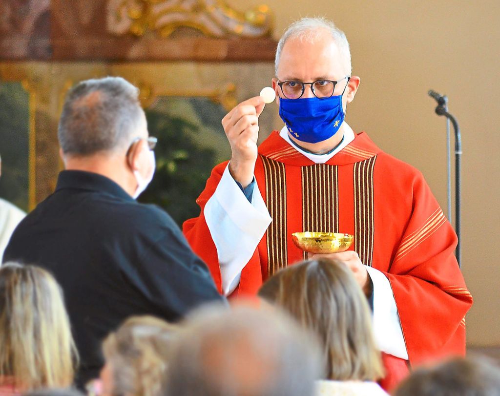 Ebenso wie die Besucher trug Pfarrer Johannes Mette beim Empfang der Heiligen Kommunion eine Maske.