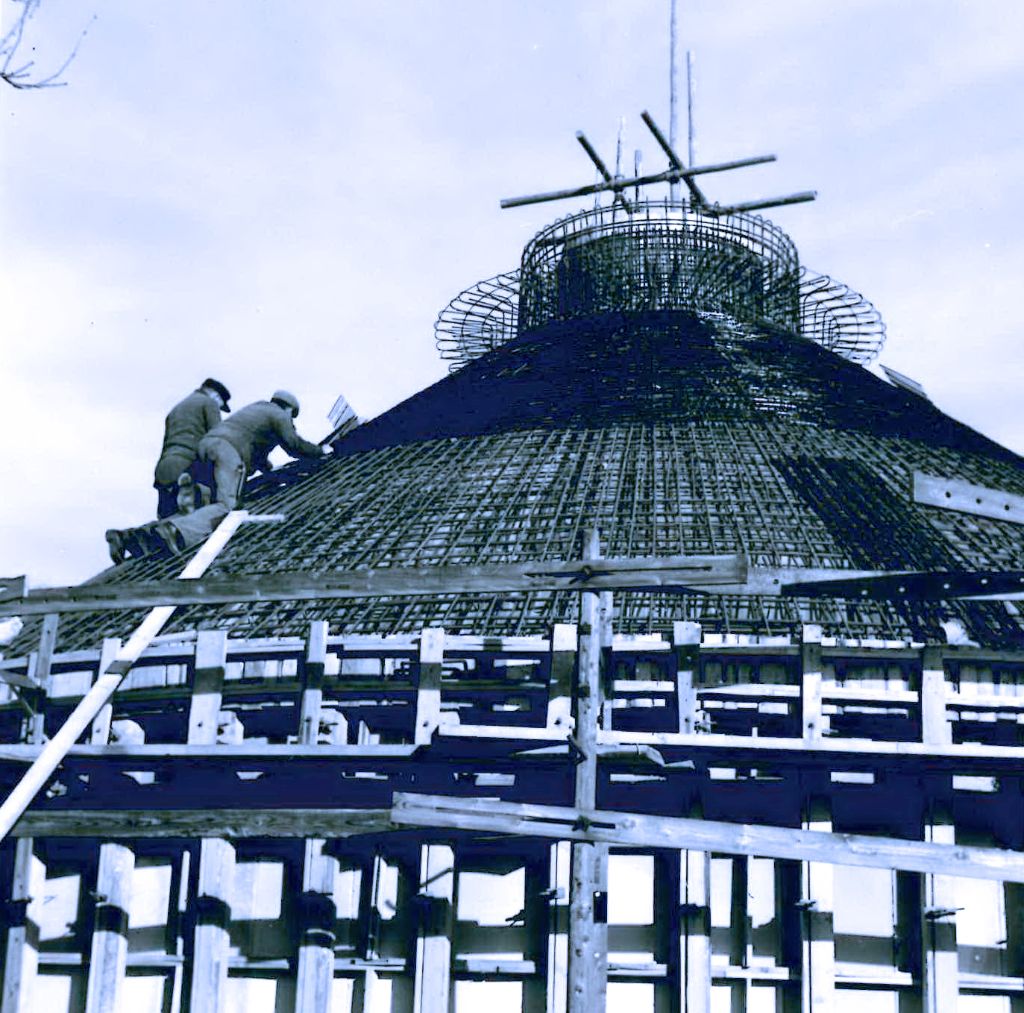 Der neu erbaute Faulturm bekommt sein Dach.