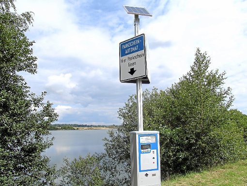 Da steht er nun, der Riedsee-Automat. Je nach Parkdauer sind zwei oder vier Euro Gebühren fällig.  Foto: Hahnel
