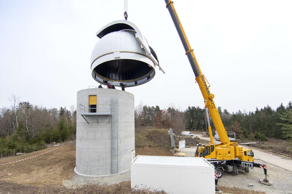 Ein Spezialkran hebt die Kuppel auf das Fundament des Observatoriums.  Foto: DLR / Frank Eppler