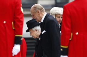 Mit großem Zeremoniell und militärischen Ehren hat Großbritannien seiner früheren Premierministerin die letzte Ehre erwiesen. Unter den Trauergästen waren auch die Queen und Prinz Philip. Foto: dpa