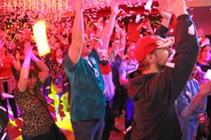 Hoch die Hände, wir feiern am Wochenende: Beim Come together – dance together rocken die Besucher, was das Zeug hält. Behinderte und Nichtbehinderte feiern in Balingen zusammen. Und das für den guten Zweck. Foto: Thiercy