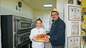 Matteo Parigino präsentiert zusammen mit seiner Frau Florentina eine Pizza nach spezieller Chefart. Foto: Vögele