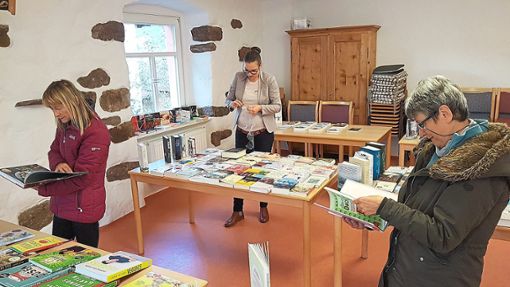 Eine Ausstellung im  Pfarrsaal bietet eine große Auswahl an Büchern.  Foto: Schimkat Foto: Schwarzwälder Bote