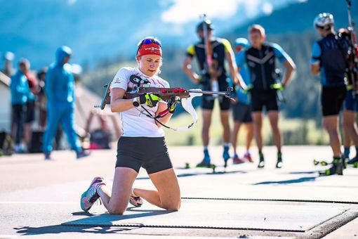 Weltklasse-Biathletin Janina Hettich konzentriert beim Schießtraining im hochgelegenen italienischen Lavaze (Südtirol). Seit April ist die Schwarzwälderin in Sachen Saisonvorbereitung sehr viel unterwegs. Foto: Voigt