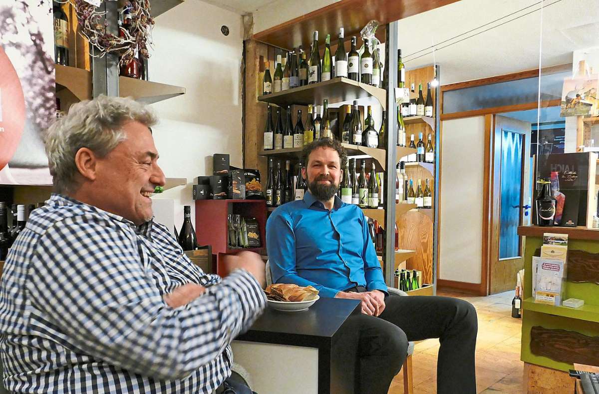 Roland Leyhr vom GHV (links) und Weinhändler Chris Laich gestalten für rund 40 per Video-Konferenz zugeschaltete Teilnehmer die dritte Althengstetter Online-Weinstube. Foto: Tröger