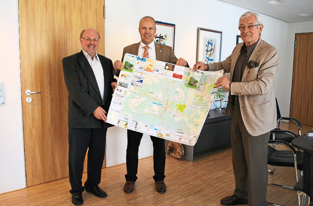 Hauptamtsleiter Werner Komenda (links) und Bürgermeister Dietmar Fischer (Mitte) sind ebenso wie Joachim Ramlow vom Verlag Ramlow überzeugt, dass der neue Stadtplan bestmögliche Informationen über Bad Liebenzell liefert. Foto: Fisel Foto: Schwarzwälder-Bote