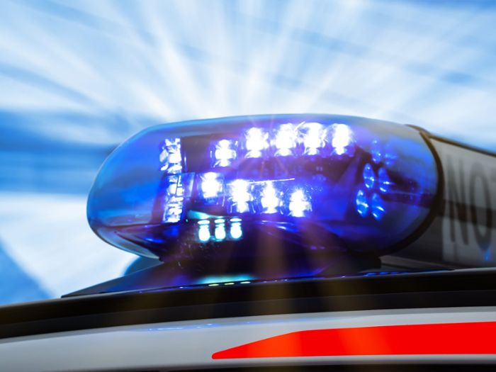Bei Hechingen gegen Leitplaken: Beifahrer nach Unfall auf B 27 verletzt
