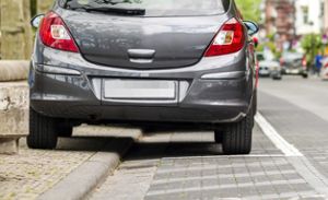 Gehwegparken und Parkplatzmangel ist Schramberg ein Problem. (Symbolfoto) Foto: bilanol – stock.adobe.com
