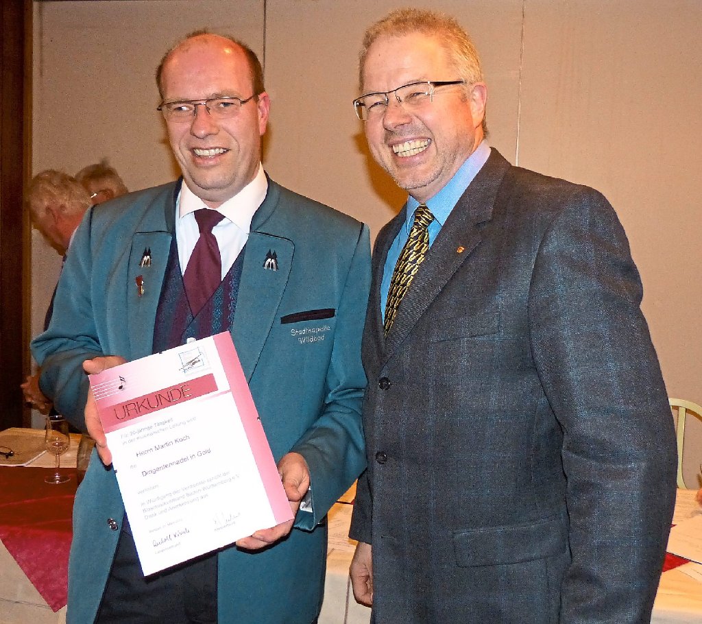 Uwe Göbel (rechts) zeichnete Martin Koch mit der Ehrennadel in Gold des Blasmusikverbands Baden-Württemberg aus.