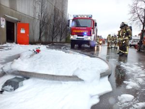 Mehr als Schaumschlägerei war der Löscheinsatz der Albstädter Feuerwehr bei der Firma Korn Recycling. Foto: Kistner