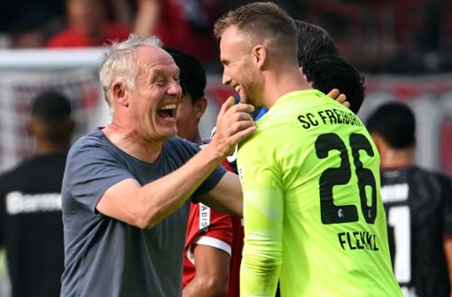 Gute Laune beim SC Freiburg: Trainer Christian Streich, Torwart Mark Flekken. Foto: dpa/Federico Gambarini