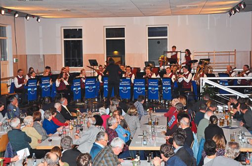 In der fast voll besetzten Festhalle stellten die Melchinger Lauchertmusikanten ihr Können unter Beweis und feierten ihr 100. Jubeljahr nach. Foto: Schanz