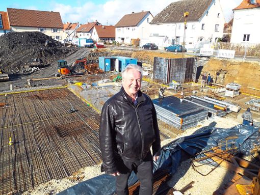 Jürgen Siedler ist zuversichtlich, dass die neuen Wohnungen bis Sommer 2021 bezugsfertig sein werden. Fotos: Schnurr Foto: Schwarzwälder Bote