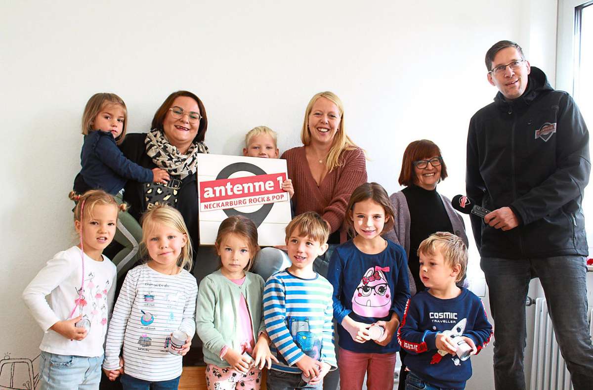 Programmleiter Klaus Winter von Antenne 1 Neckarburg Rock & Pop beglückwünscht den Kindergartenverein Kappel zum Gewinn. Foto: Warkentin