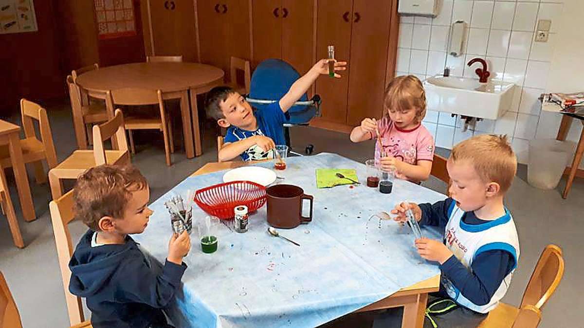 Kleine Forscher sind im Klösterle-Kindergarten in Bad Rippoldsau am Werk. Foto: Schmid Foto: Schwarzwälder Bote