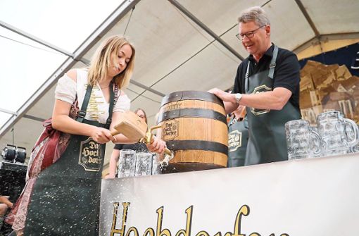 Die neue Hopfenkönigin der Hochdorfer Brauerei Anna Luginsland mit Eberhard Haizmann, Geschäftsführer der Hochdorfer Kronenbrauerei Foto: Wagner