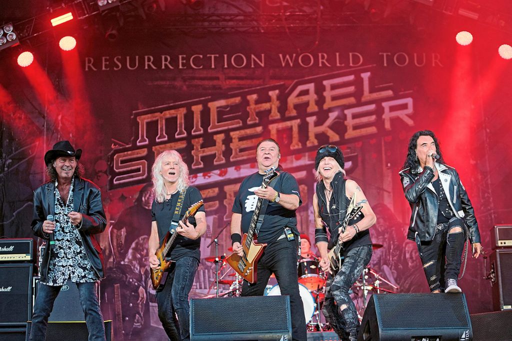 Ausnahmegitarrist Michael Schenker (Zweiter von rechts) hat sich mit einigen ehemaligen Bandkollegen wieder zusammengetan und ist auf großer Tournee.  Foto: Engelhardt