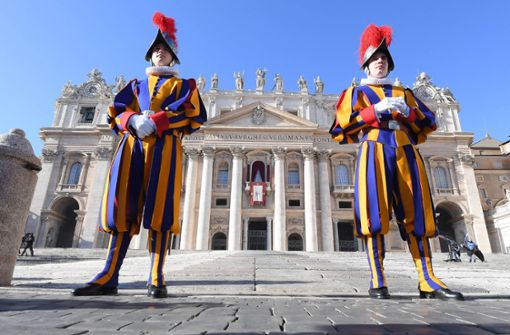 Im Auftrag des Herrn: Zwei Schweizergardisten bewachen  den Vatikan. Foto: Imago/Ulmer Pressebildagentur