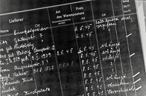 Dokument des Grauens: das  Totenbuch von Demmin aus dem Mai 1945, 14 Seiten eines Wareneingangsbuchs, auf denen die Tochter des Friedhofswärters rund 600 Selbstmorde vermerkt. Foto: Andreas Herzau/laif