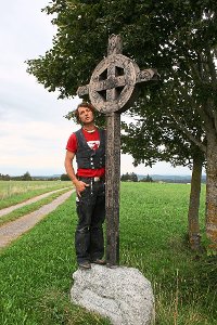 Nico Pfisterer hat seinem Vater Karl posthum ein Feldkreuz geschenkt.  Foto: Danner