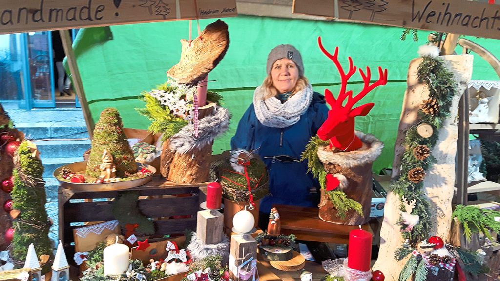 Liebevoll hat diese Marktbeschickerin ihren Stand dekoriert. Die Besucher des Weihnachtsmarkts genießen das Ambiente.  Fotos: May