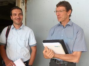 Stadtsprecher Christian Volk und Stadtwerke-Chef Eckhardt Huber stellen die Sanierungsmaßnahmen vor. Foto: Straub