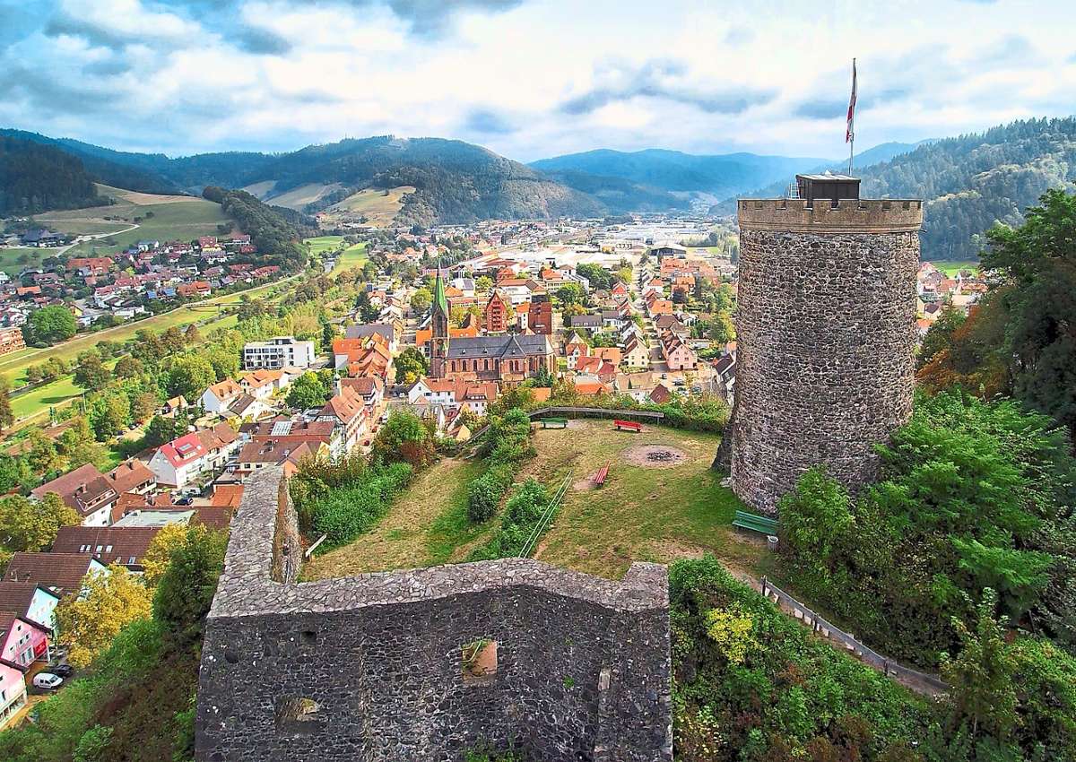Über der Stadt Hausach thront die im Jahr 1220 erbaute Burg Husen. Foto: Panoramastudio