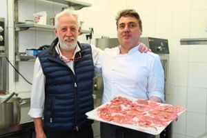 Roberto Da Ros (links) betreibt das Gran Café Vittoria sowie die Osteria Veneta im Linde-Gebäude. Koch in dem Restaurant ist der 47-jährige Alex Ceccon (rechts), der im italienischen Treviso geboren wurde und in Venedig lebt.  Foto: Singler