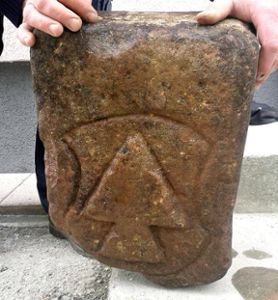 Eine historische Kostbarkeit, gefunden in einem Keller in der Altheimer Straße: Dieser Stein, vermutlich ein alter Grenzstein, könnte ein Ausstellungsstück in Horb werden. Foto: Hopp
