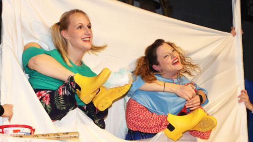 Kathrin Grieble, Michelle Wäschle und ihr Team ließen beim Zunftball die Puppen tanzen. Foto: Katja Weiger