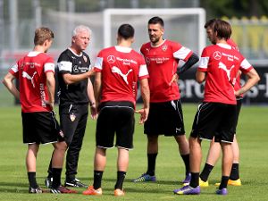 Co-Trainer Armin Reutershahn stimmt die VfB-Spieler auf die Partie gegen Hoffenheim ein. Foto: Pressefoto Baumann