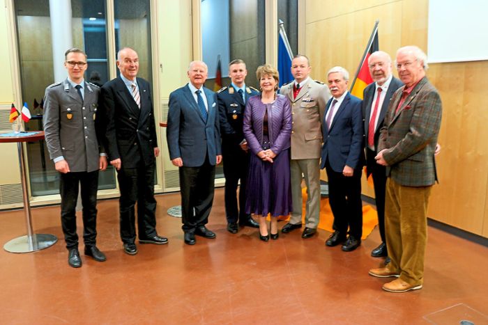 Gruppenbild mit Dame beim Neujahrsempfang der Deutsch-Französischen Gesellschaft (von links): Hauptmann Maik M. Thiesling, Ehrenpräsident Peter Steudel, Ehrenbürger Bernhard Everke, Oberleutnant Stefan Gram, Präsidentin Nicole Nivoley, Capitaine Jean Baptiste, Bürgermeister Bernhard Kaiser und die Vizepräsidenten Franz E. Mayer und Ekkehard Bächle. Foto: Fischer Foto: Schwarzwälder Bote