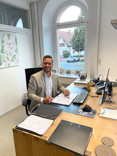 Neurieds Bürgermeister Tobias Uhrich arbeitet nun schon seit einem guten halben Jahr in seinem Büro im Rathaus in Altenheim. Er fühlt sich wohl in der Gemeinde, sagt er. Foto: Gemeinde