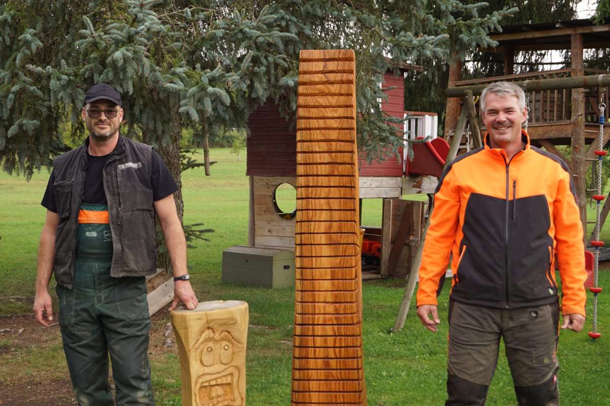 Achim Forstner (links) aus Sulz-Bergfelden und Gabriel Rothfuss aus Wittershausen erstellen gerne aus Holz und Kettensägen kunstvolle Figuren.
