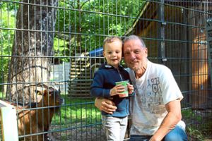 Ralph Marks und sein Enkel Elias sind die allerersten Besucher nach der Wiedereröffnung des Wildparks. Foto: Schwarzwälder Bote