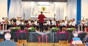 Das Aktivenorchester des Musikverein Frommern während des Frühjahrskonzerts  Foto: Hahn Foto: Schwarzwälder-Bote