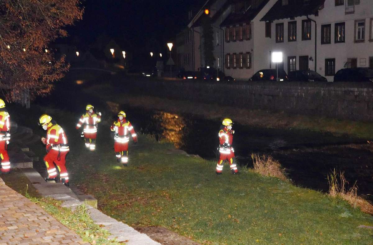 Die Feuerwehr Schiltach, die mit über 20 Angehörigen vor Ort war, suchte den nächtlichen Fluß und das Ufer ab. Foto: Wegner
