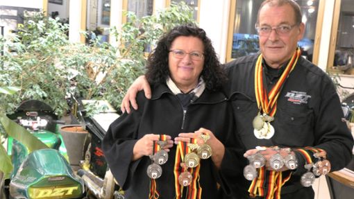 Unmengen an Medaillen haben Mirjana und Bernd Dietrich errungen. Foto: Hella Schimkat