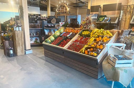 Im angeschlossenen Hofladen gibt es frisches Obst und regionale Produkte zu kaufen. Foto: Urbat