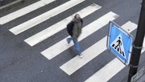 Unbekannter fährt Fußgänger in Albstadt an und flüchtet