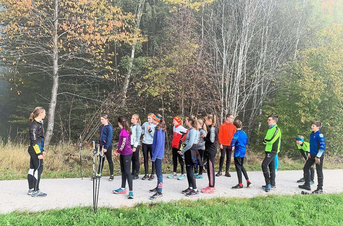 Kerstin Rast (links) bringt hier den 14-jährigen Langläufern der Skiverbände Baden-Württemberg einige Tricks näher. Foto: SV Agenbach