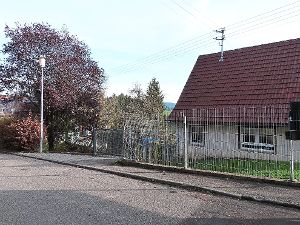 Die Wolfsgasse in Trichtingen wird saniert. Allerdings benötigt die Gemeinde  Epfendorf dazu Grundstücke, die ihr der Anlieger bisher nicht verkauft hat.   Foto: Danner