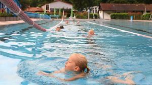 Die Grundschüler der Grundschule Schönmünzach üben die richtige Technik beim Brustschwimmen. Foto: Lindenkreuz Foto: Schwarzwälder Bote