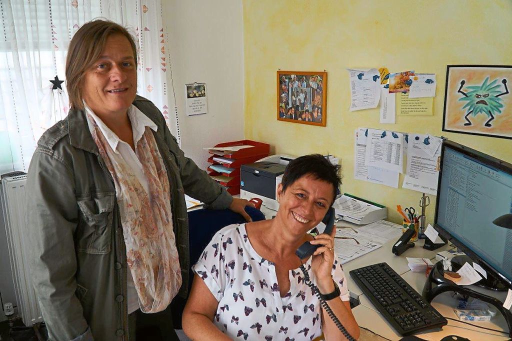 Christine Seigel (links) und Dunja Groneberg vom Caritasverband Schwarzwald-Baar kümmern sich um Familien, die durch außergewöhnliche Umstände Hilfe benötigen.     Foto: Fein