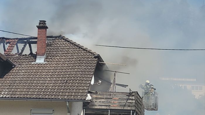 Großeinsatz wegen Dachstuhlbrand in Neuenbürg 