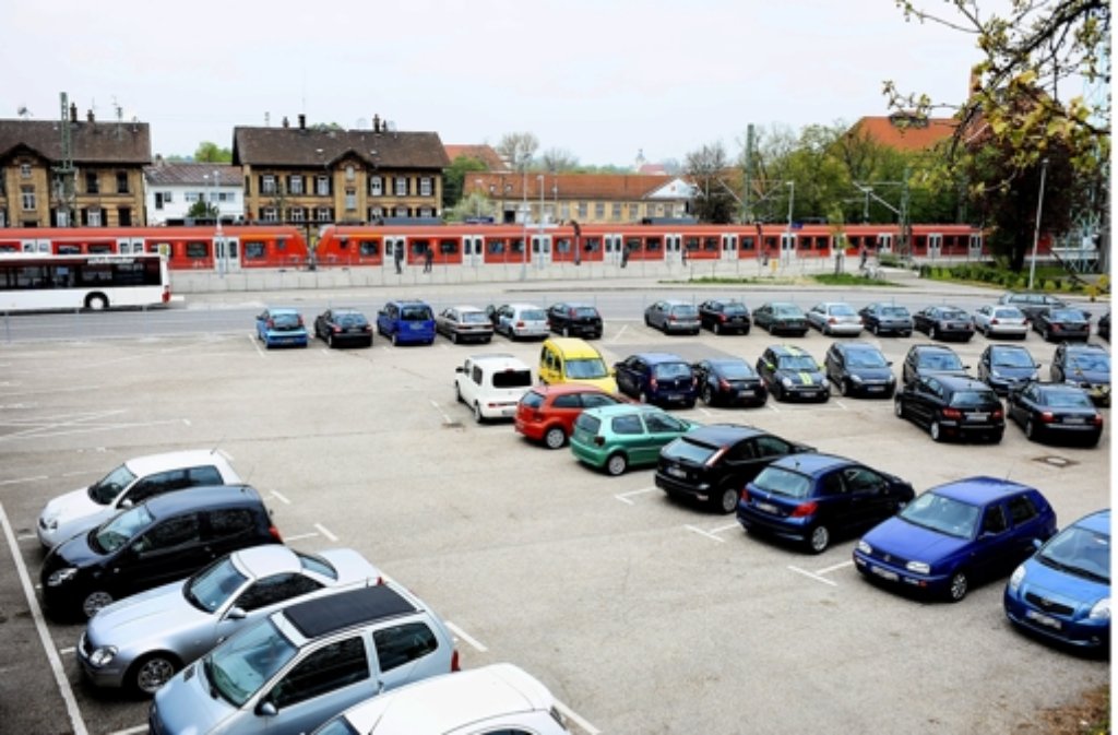 Bahnhof Wendlingen, überbelegtDem VVS gilt der P+R-Platz am Bahnhof Wendlingen als überbelegt. Seit die Stadt vor zwei Monaten eine Tagesparkgebühr von zwei Euro eingeführt hat, geht es aber wieder deutlich entspannter zu. Beim Bürgermeister gingen einige Beschwerden von Pendlern ein.