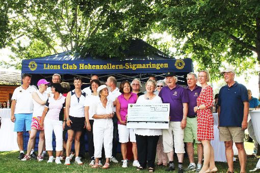 Spendenübergabe beim Turnier 2016 an den Deutschen Kinderschutzbund in Anwesenheit von Landrätin Bürkle (Zweite von rechts)  Foto: Schulz Foto: Schwarzwälder-Bote